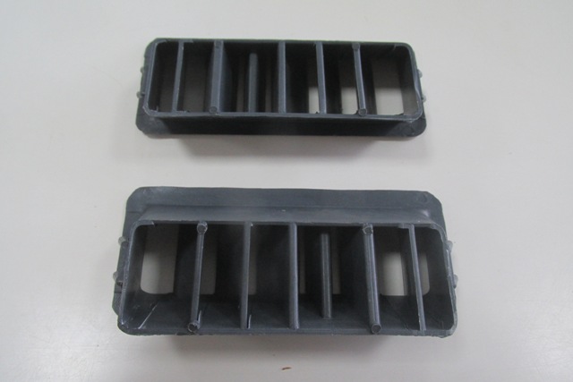 VOLKSWAGEN TRANSPORTER- T4- 02/03; ÖN GÖĞÜS CAM HAVALANDIRMA IZGARASI SAĞ/SOL SET (2 PARÇA)